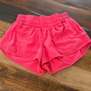 lululemon hotty hot 2.5” low rise shorts